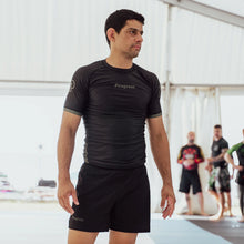 Lade das Bild in den Galerie-Viewer, Progress Academy + Rashguard- kurzschwarz