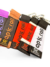 Carregar imagem no visualizador da galeria, Keychains "graduados" rolo épico