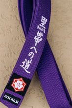 Cargar imagen en el visor de la galería, Cinturón Kanji "El camino hacia el cinturón negro" - Morado - StockBJJ