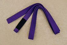 Cargar imagen en el visor de la galería, Cinturón Kanji "El camino hacia el cinturón negro" - Morado - StockBJJ