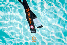 Charger l'image dans la galerie, Cinturón Kanji "Un cinturón blanco que nunca se rindió" - Negro- Punta Blanca - StockBJJ