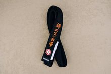 Charger l'image dans la galerie, Cinturón Kanji "Un cinturón blanco que nunca se rindió" - Negro- Punta Blanca - StockBJJ