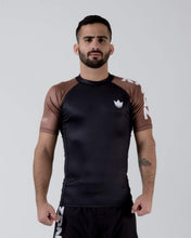 Carregar imagem no visualizador da galeria, RashGuard Kingz classificou a manga curta de desempenho - marrom