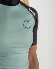 Load image into Gallery viewer, Rashguard kingz born to rule women´s shorts Sleeve- Green bluish