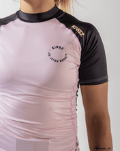 Carregar imagem no visualizador da galeria, Rashguard Kingz nasceu para governar a manga curta das mulheres- Rosa