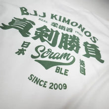 Carregar imagem no visualizador da galeria, Scramble Kimono Label Tee-Blanco
