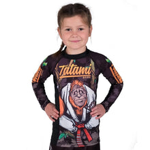Lade das Bild in den Galerie-Viewer, Tatami Kid`s Hang Loose Orangutang Rash Guard - StockBJJ
