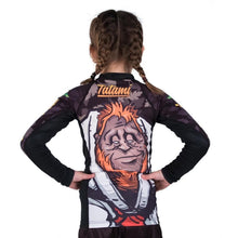 Lade das Bild in den Galerie-Viewer, Tatami Kid`s Hang Loose Orangutang Rash Guard - StockBJJ
