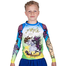 Lade das Bild in den Galerie-Viewer, Tatami Kid`s Meerkatsu Whizzer Of Oz Rash Guard - StockBJJ
