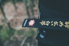 Charger l&#39;image dans la galerie, Cinturón Kanji  &quot;Un cinturón blanco que nunca se rindió&quot; - Negro con barra Roja - StockBJJ

