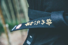Charger l&#39;image dans la galerie, Cinturón Kanji  &quot;Un cinturón blanco que nunca se rindió&quot; - Negro con barra Roja - StockBJJ

