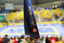 Cargar imagen en el visor de la galería, Cinturón Kanji  &quot;El camino hacia el cinturón negro&quot; - Azul - StockBJJ
