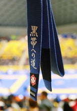 Cargar imagen en el visor de la galería, Cinturón Kanji  &quot;El camino hacia el cinturón negro&quot; - Azul - StockBJJ
