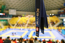 Cargar imagen en el visor de la galería, Cinturón Kanji  &quot;El camino hacia el cinturón negro&quot; - Azul - StockBJJ
