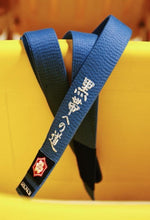 Cargar imagen en el visor de la galería, Cinturón Kanji  &quot;El camino hacia el cinturón negro&quot; - Azul - StockBJJ
