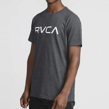 Charger l&#39;image dans la galerie, Camiseta Big RVCA Vintage- Charcoal - StockBJJ
