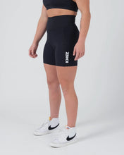 Carregar imagem no visualizador da galeria, Shorts de treinamento feminino Kingz Kore- preto
