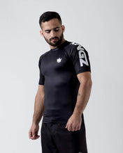 Carregar imagem no visualizador da galeria, Rashguard Kingz classificou a manga curta de desempenho - preto
