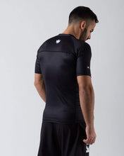 Carregar imagem no visualizador da galeria, Rashguard Kingz classificou a manga curta de desempenho - preto
