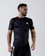 Carregar imagem no visualizador da galeria, Rashguard Kingz classificou a manga curta de desempenho - preto
