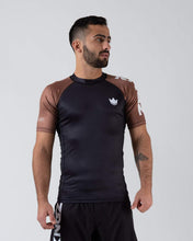 Carregar imagem no visualizador da galeria, RashGuard Kingz classificou a manga curta de desempenho - marrom
