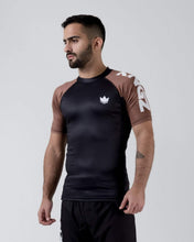 Carregar imagem no visualizador da galeria, RashGuard Kingz classificou a manga curta de desempenho - marrom
