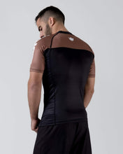 Carregar imagem no visualizador da galeria, RashGuard Kingz classificou a manga curta de desempenho - marrom
