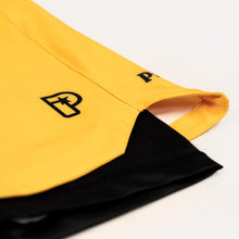 Charger l&#39;image dans la galerie, Progress - Shorts hybrides de profil - jaune or
