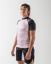 Load image into Gallery viewer, Rashguard Kingz Born to Rule Women´s Short Sleeve- Rosa
