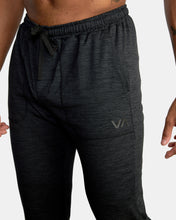 Cargar imagen en el visor de la galería, C-ABLE Pantalón de Chandal RVCA- Negro
